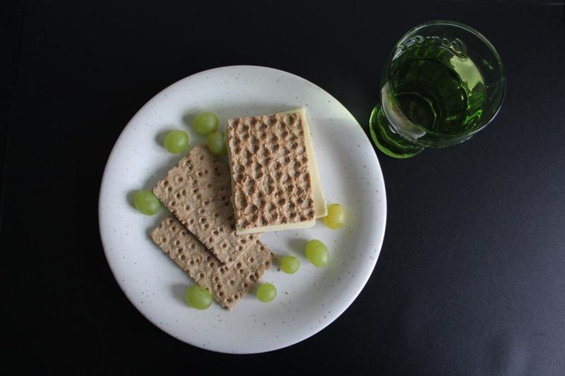 صور لـ #وجبة #تأكل #طعام #جبنه #Crispbread #ماء #عنب