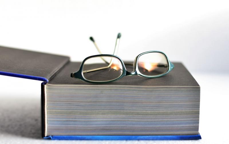 صور لـ #كتاب_صفحات #النبرة #كتاب #نظارات #اقرأ #ورقة