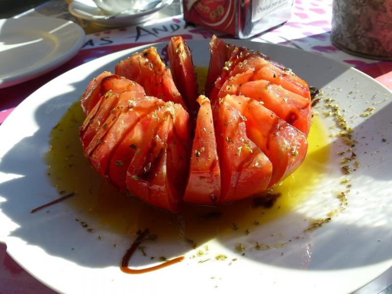 صور لـ #زيتي #محكمة #طماطم #مقطع_إلى_شرائح #تأكل #طعام #الأسبانية #ثوم