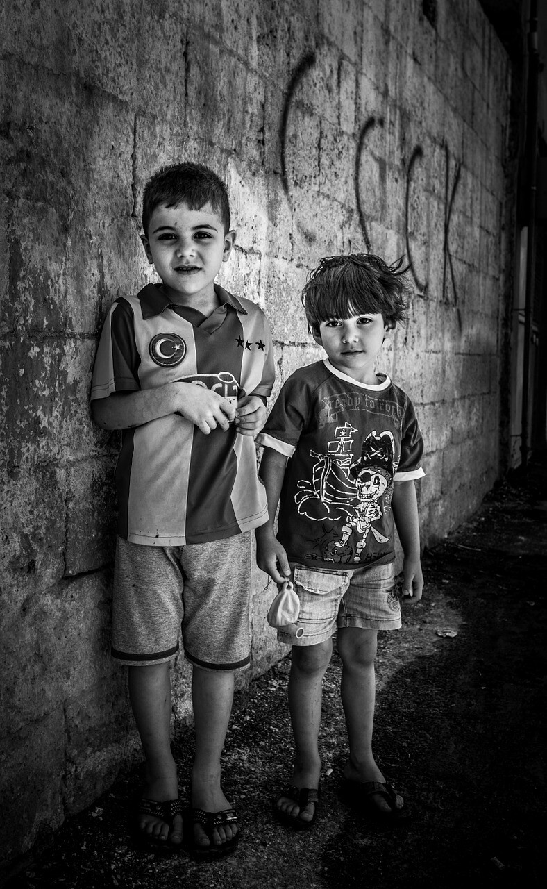 صور لـ #اسود_و_ابيض #طفل #شقيق #أخت