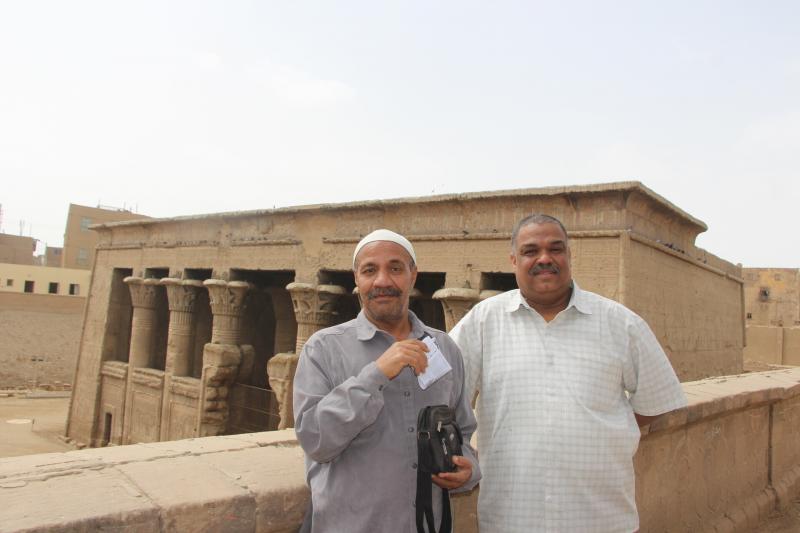 من خارج المعبد مع حمدى الطاهر