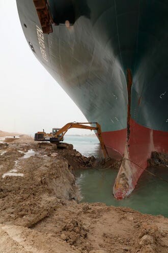 صور الناقلة #Evergiven التي تغلق #قناة_السويس #Suez_Canal #مصر #Egypt بشكل كامل - 4