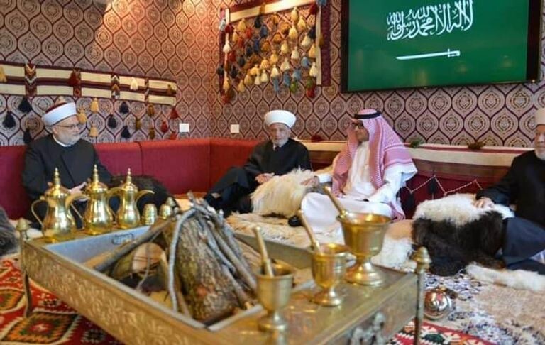 مشاهد من زيارات مسؤولين لبنانيين لخيمة وضعها السفير السعودي في #لبنان #بيروت #السعودية - 6