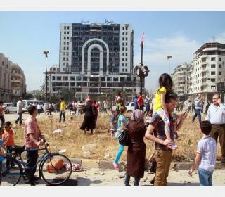 الذهول يخطف فرحة سكان مدينة حمص بعودتهم إلى بيوتهم المدمرة
