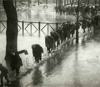 People in Paris avoid getting wet in the flood by stepping on a series of chairs in 1924 #History